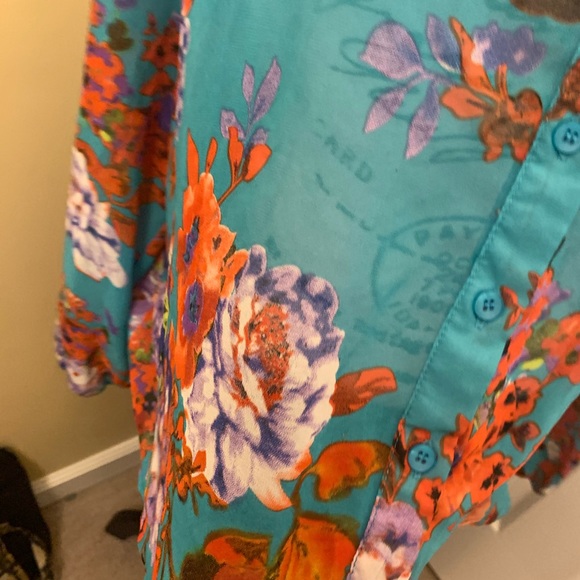 🍓2/$10 😃or 🫐5/20‼️ PRETTY COLORFUL FLORAL BLOUSE Turquoise Red Dots 3X - Picture 4 of 13